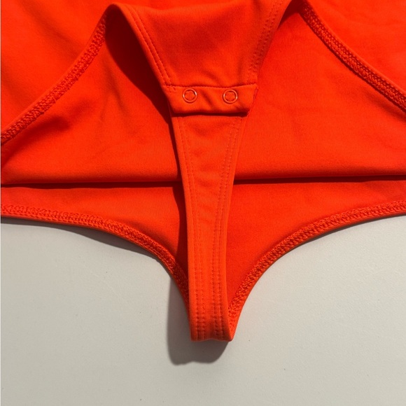Aritzia Contour Second-skin crewneck bodysuit, NWT size small RED - Picture 5 of 6